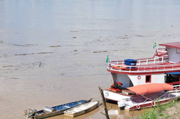 fazendo jus ao nome, muitas toras de madeira no Rio Madeira, em Humaitá, no Amazonas